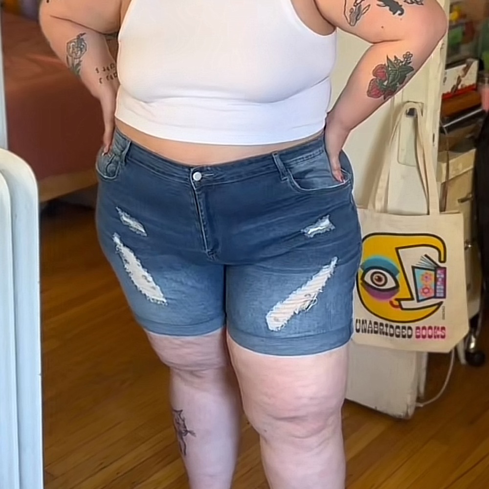Distressed jean short